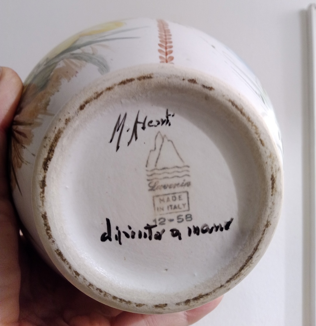fondo di un vaso in ceramica con iscrizioni e timbri 